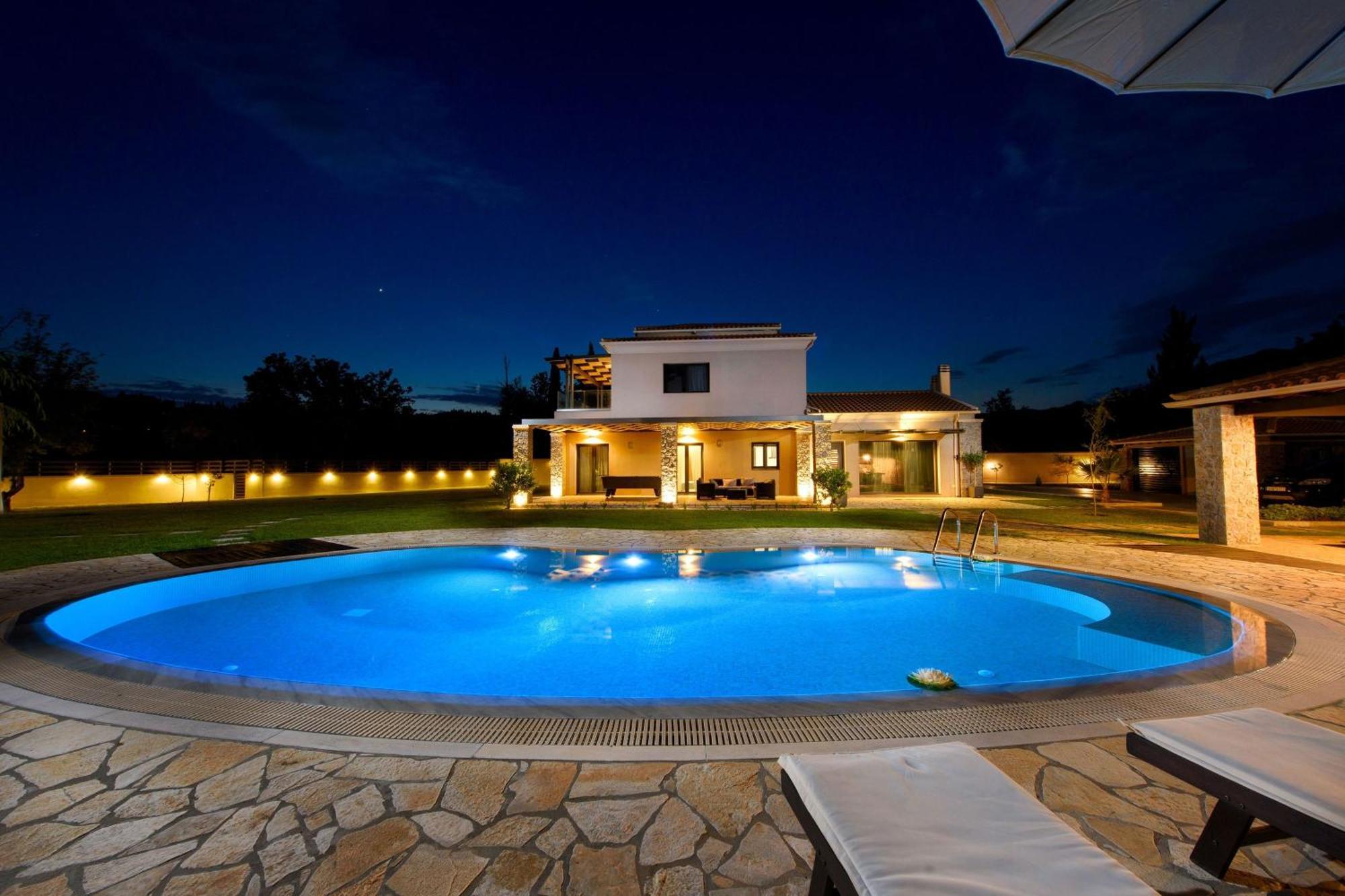 Black White * Dassia (Corfu)