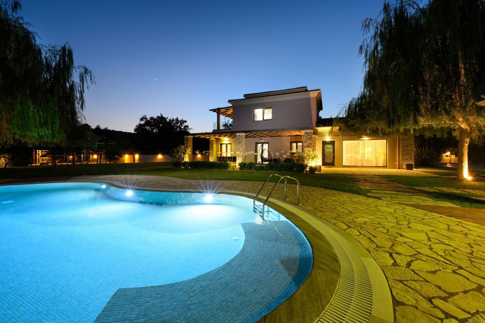 Villa Black White *