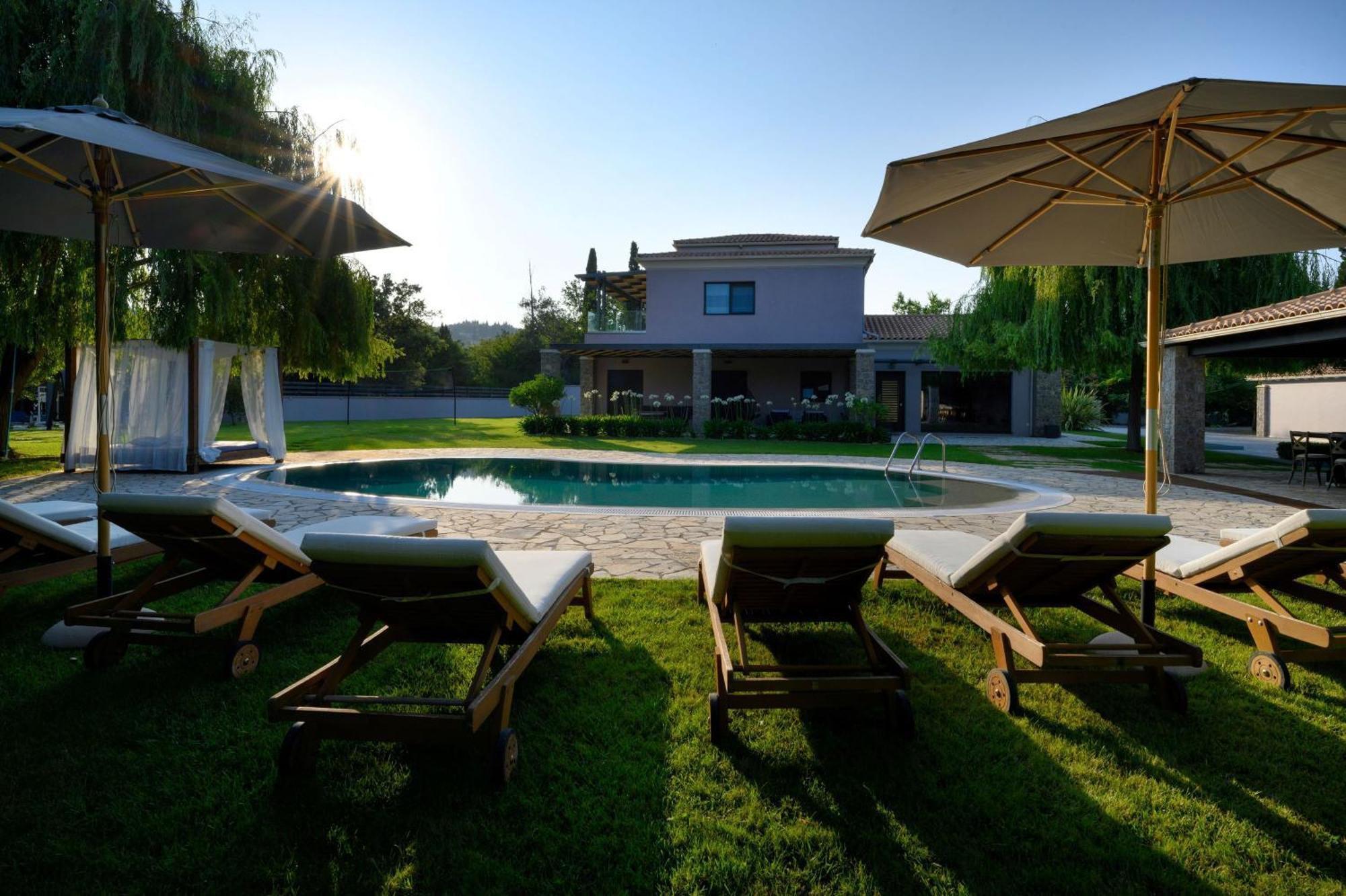 Villa Black White Dassia (Corfu)