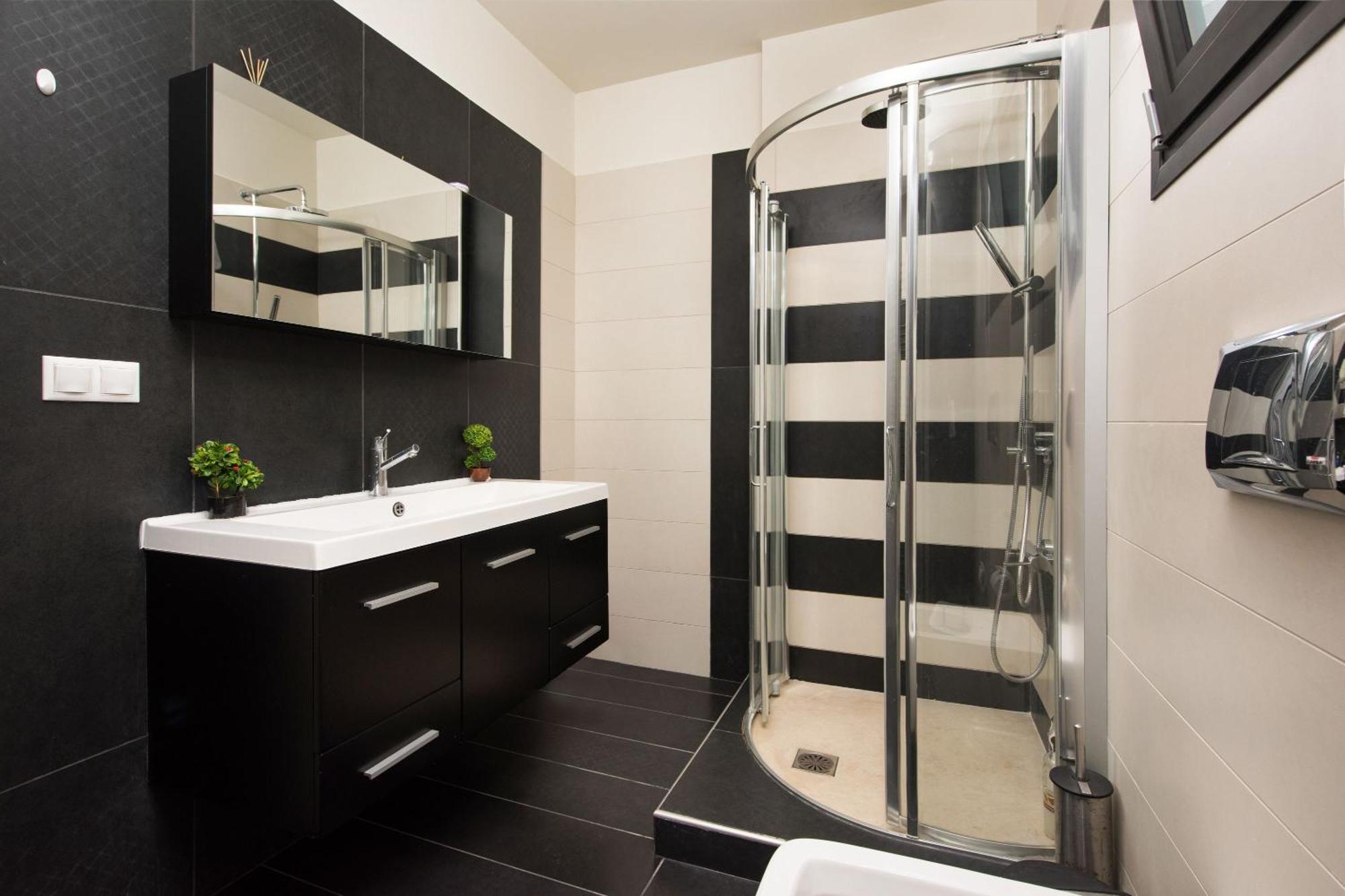 Black White Villa