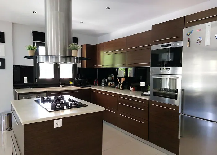 Villa Black White Dassia